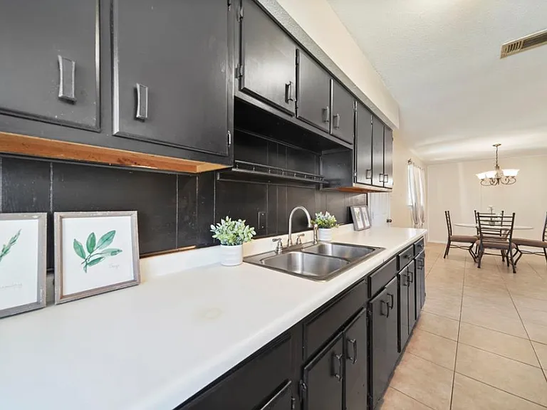 521 Gardenia St — Photo 11