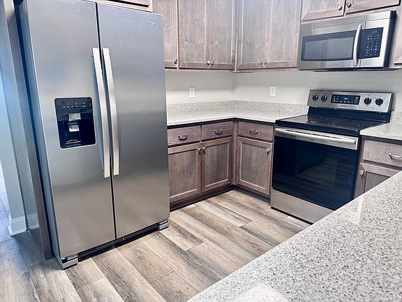 Spacious kitchen w/custom cabinets & stainless appliances