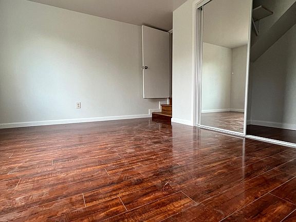 5th image of 8 Fairlawn Ct