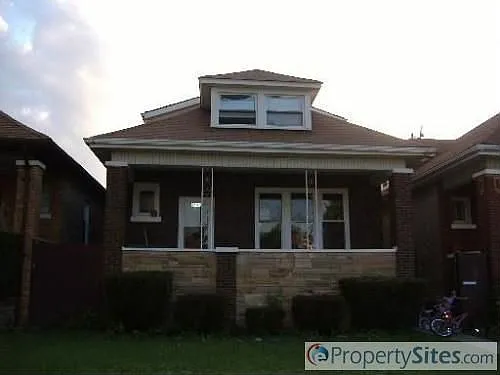 5702 S Christiana Ave photo 1