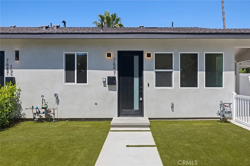 2 bed, 864 sqft, $3,250 — Photo 1