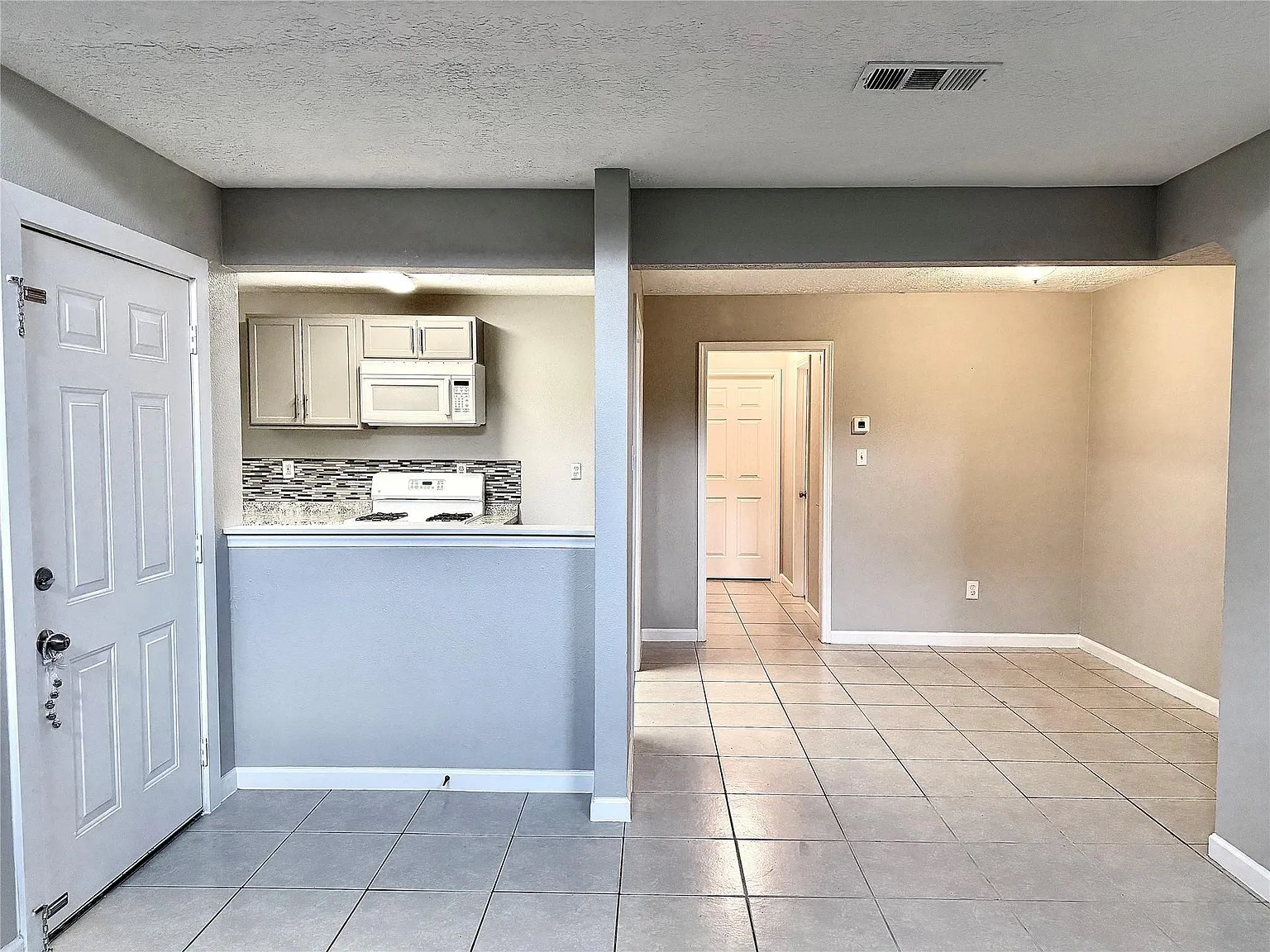 3 bed, 2.0 bath, 1563 sqft, $1,400 — Photo 2