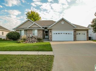 414 Kingsberry Ct, Sergeant Bluff, IA 51054