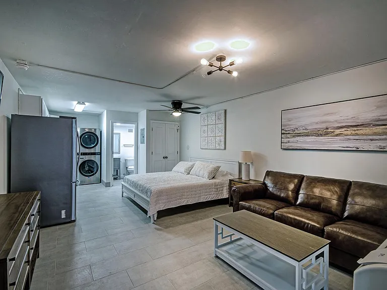 Admiral Apartments — Photo 21
