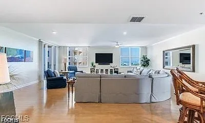 3 bed, 2.5 bath, 2600 sqft, $4,750 — Photo 4