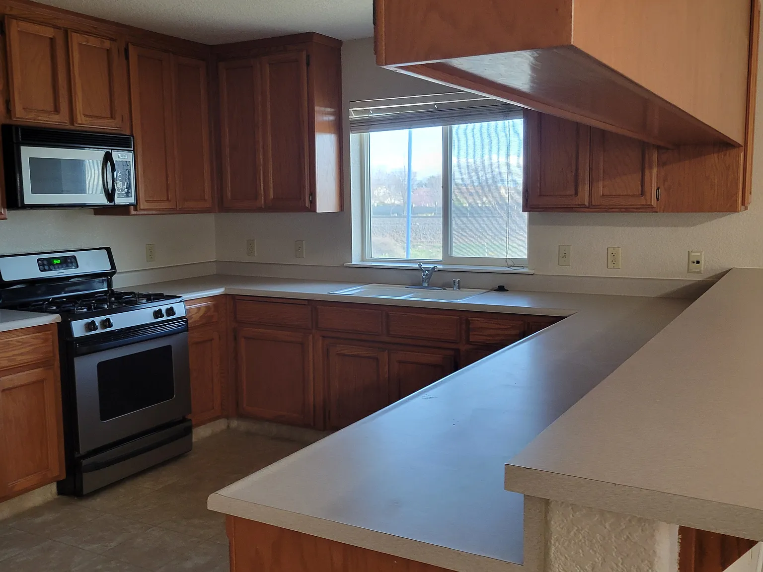 2 bed, 1800 sqft, $1,745 — Photo 2