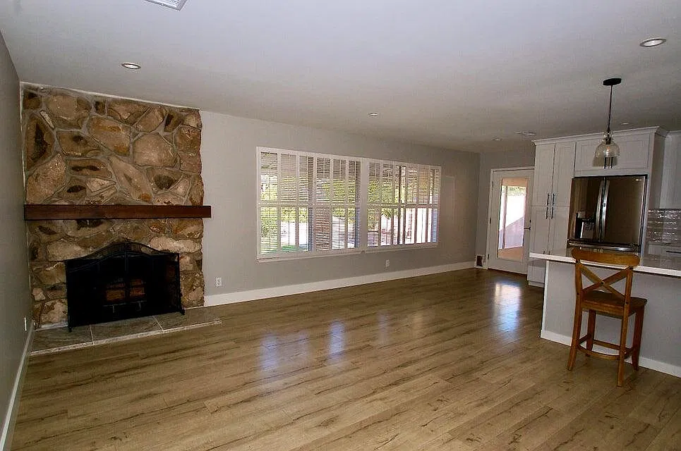 2 bed, 2.0 bath, 1047 sqft, $4,200 — Photo 2
