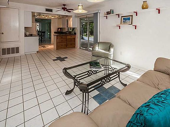 5th image of 805 Berkley Ct S