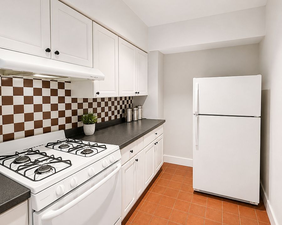 1st image of 644 W Oakdale Ave #3F