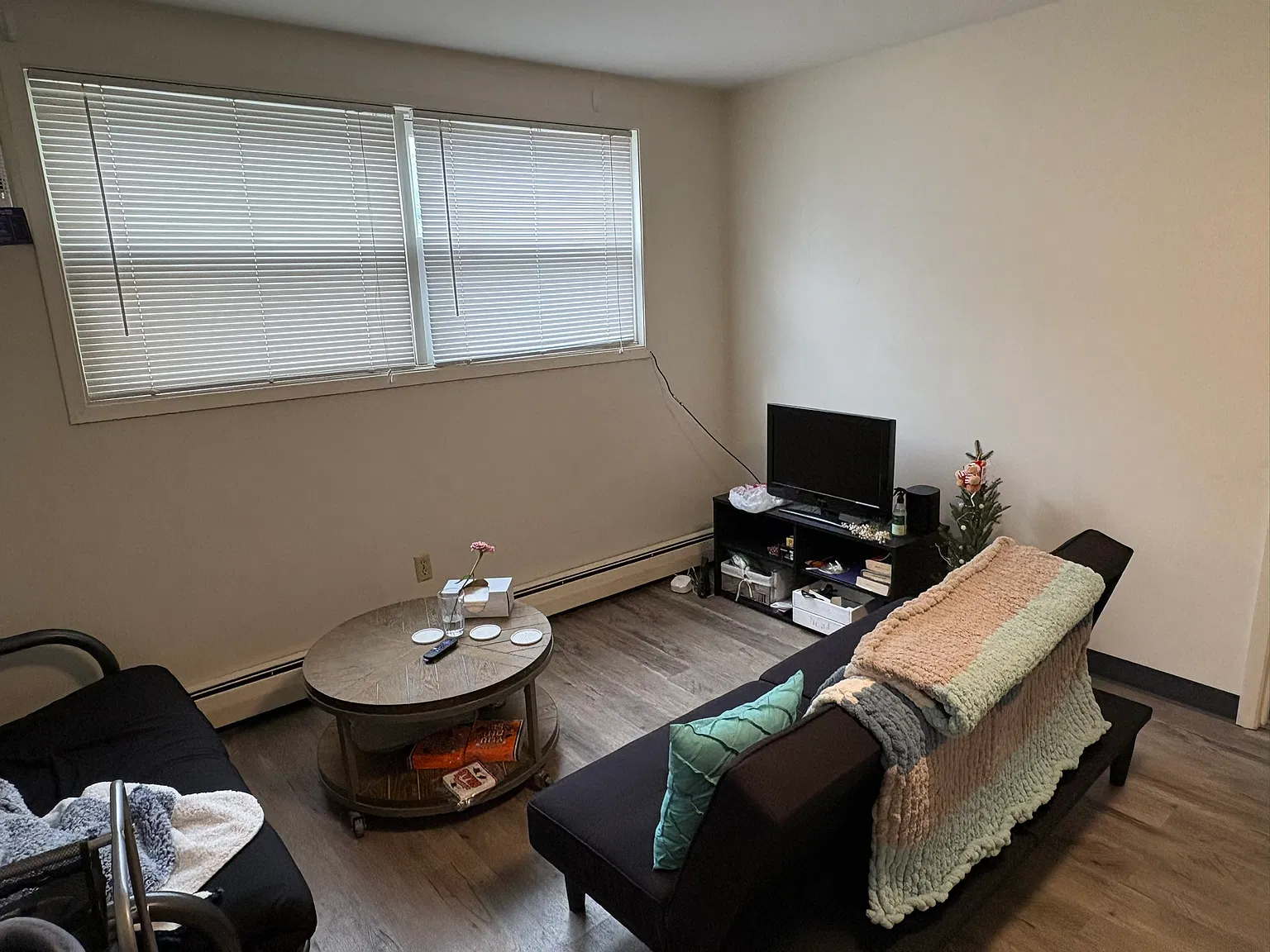 2 bed, 654 sqft, $1,352 — Photo 2
