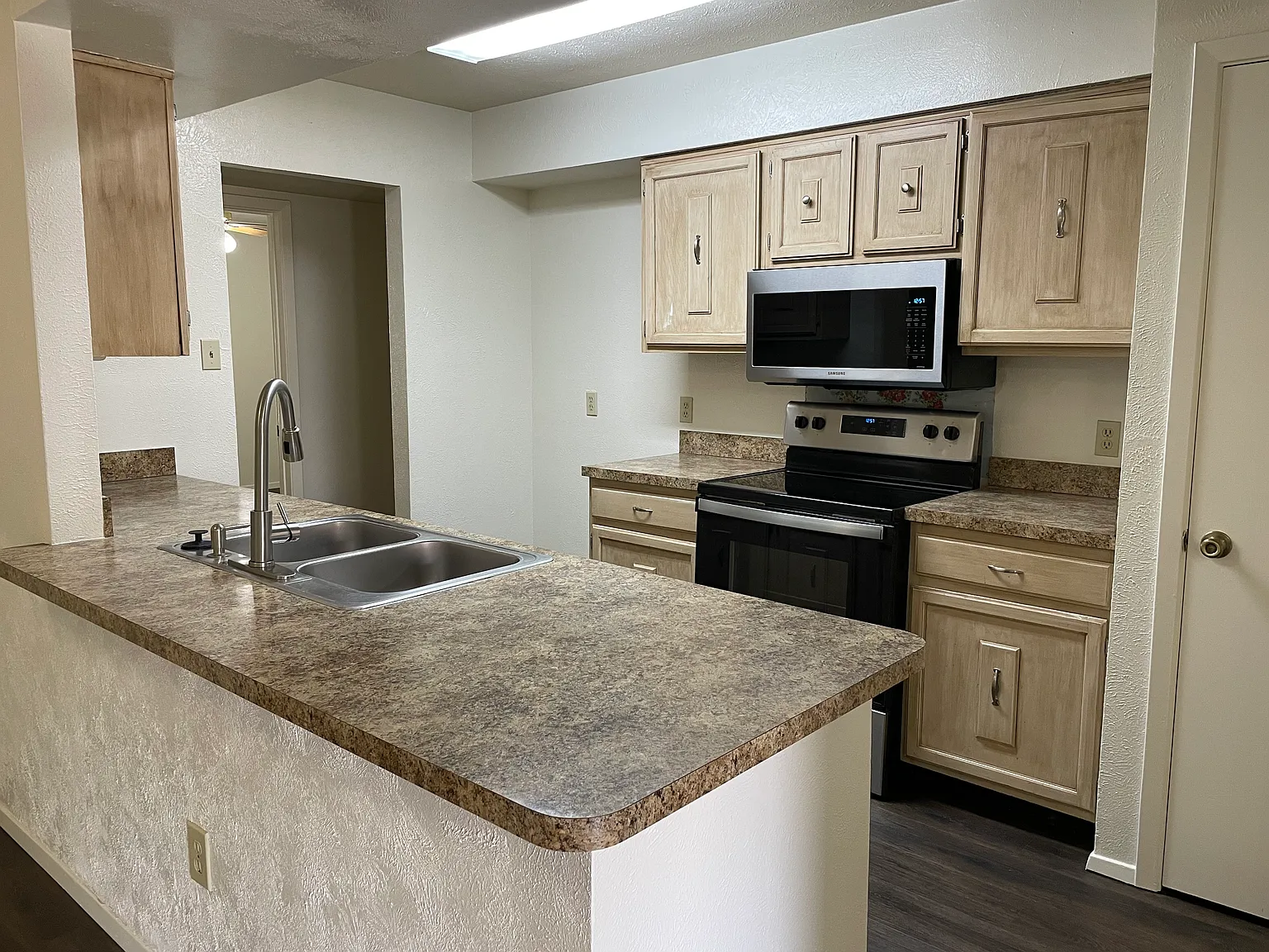 3 bed, 1400 sqft, $2,000 — Photo 2