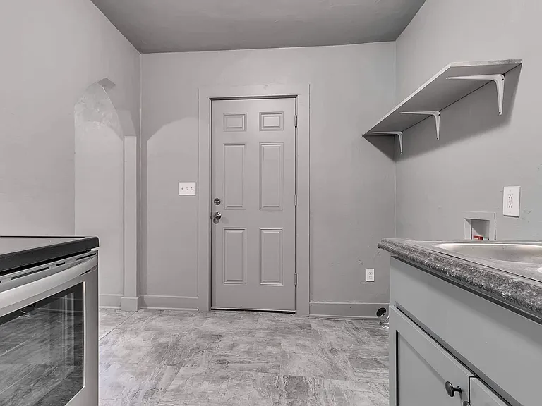 841 NE 26th St — Photo 16