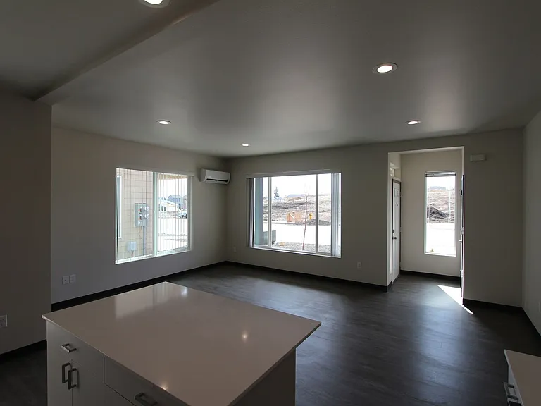 Modern design 3 bed, 2.5 bath duplex — Photo 3