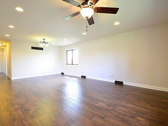 4th image of 989 Apple Valley Dr
