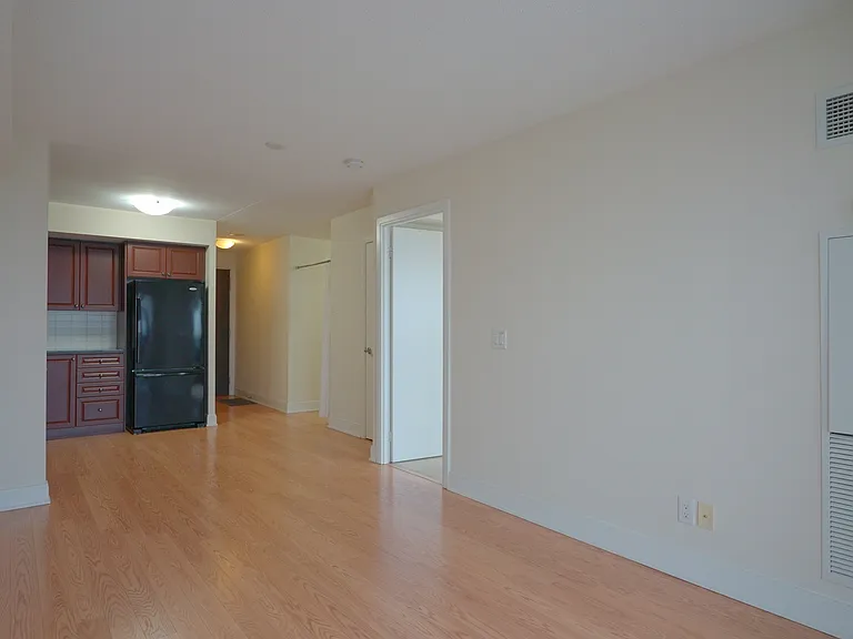 135 Village Green Sq #3925 — Photo 13