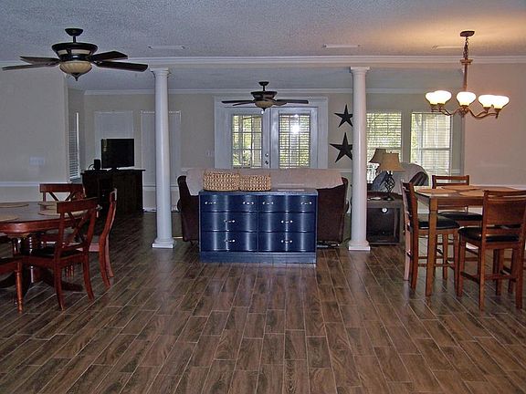 4th image of 639 Holiday Dr N