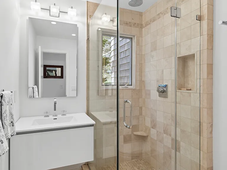 28 Gardiners Bay Dr — Photo 10