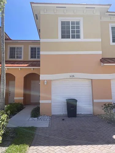 5176 SE Mariner Garden Cir Photo 1