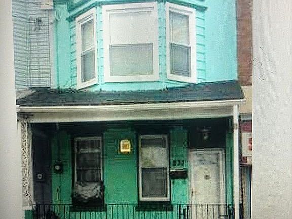 4th image of 837 N 4th St