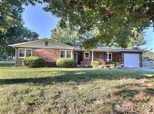915 N Rosewood Dr, Monett, MO 65708