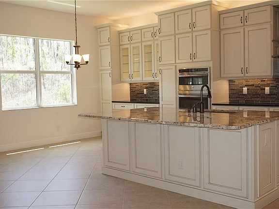 4th image of 5015 Emerald Isle Dr