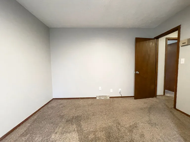 East Memorial Apartments — Photo 37