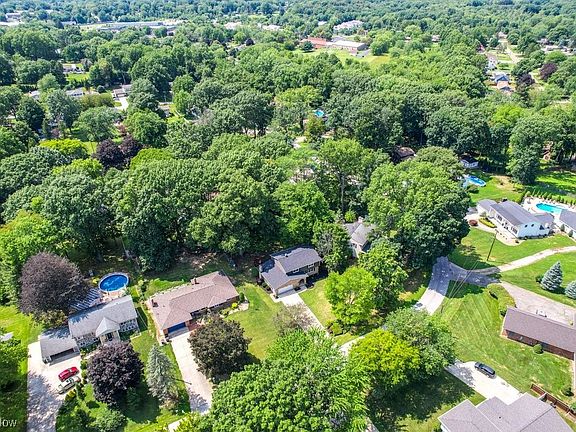 4th image of 691 Deerwood Dr