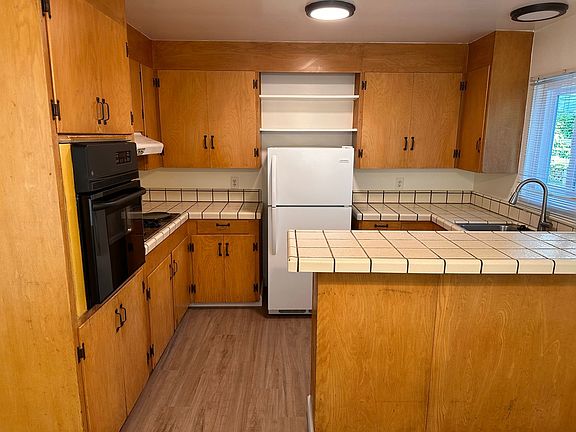 3rd image of 764 Pine Ave #A-b