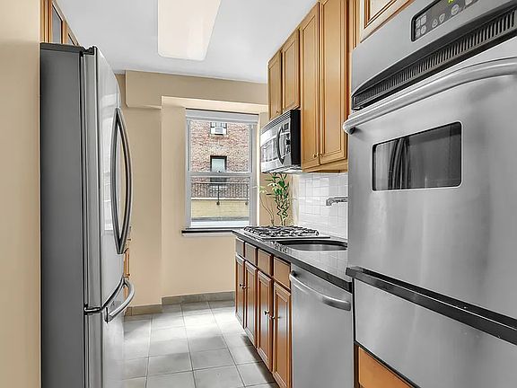 4th image of 135 E 83rd St APT 2E