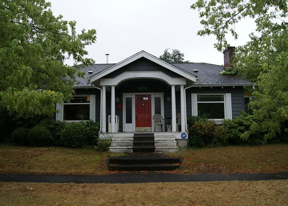 1st image of 900 2nd St SE