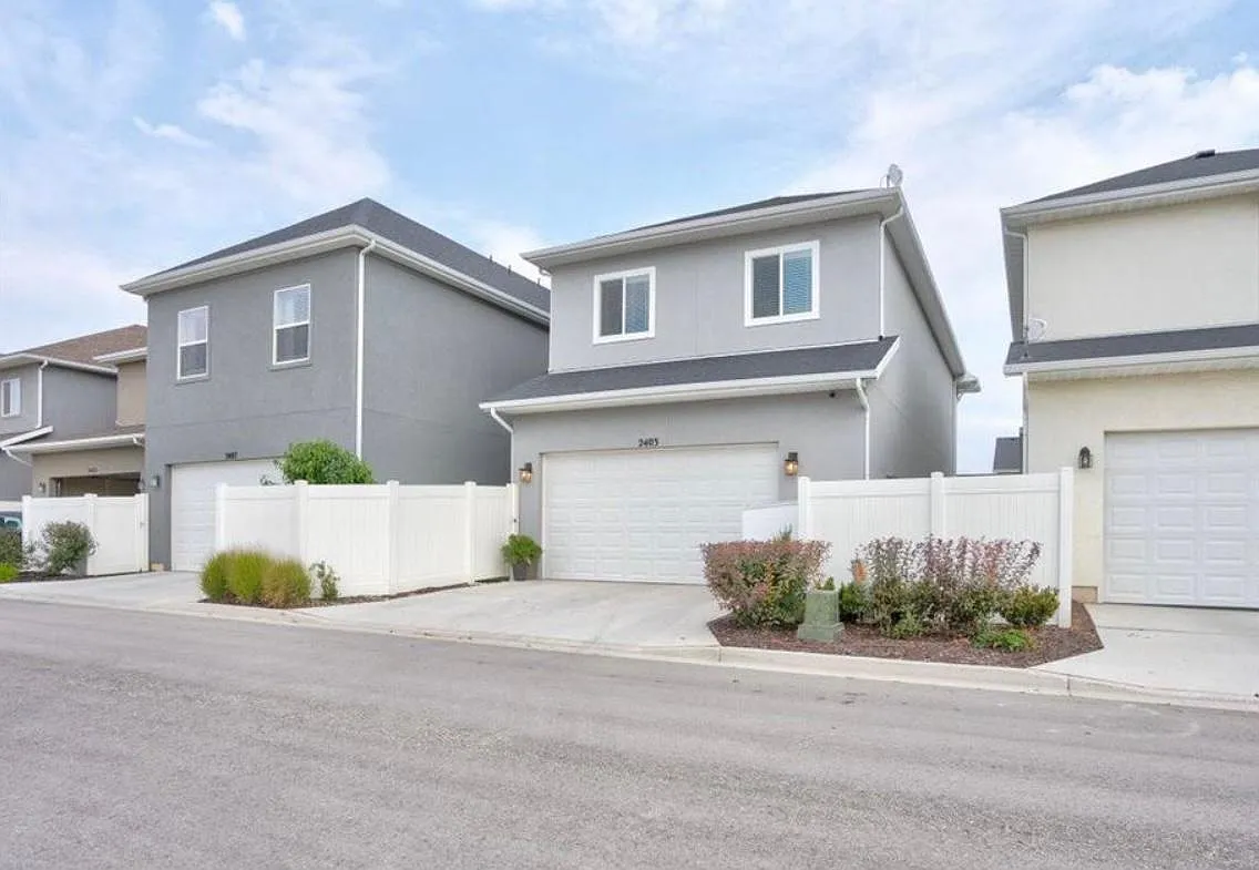 2403 N Holbrook Way — Photo 2