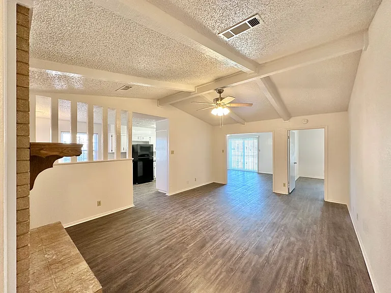 1501 Farhills Dr — Photo 2