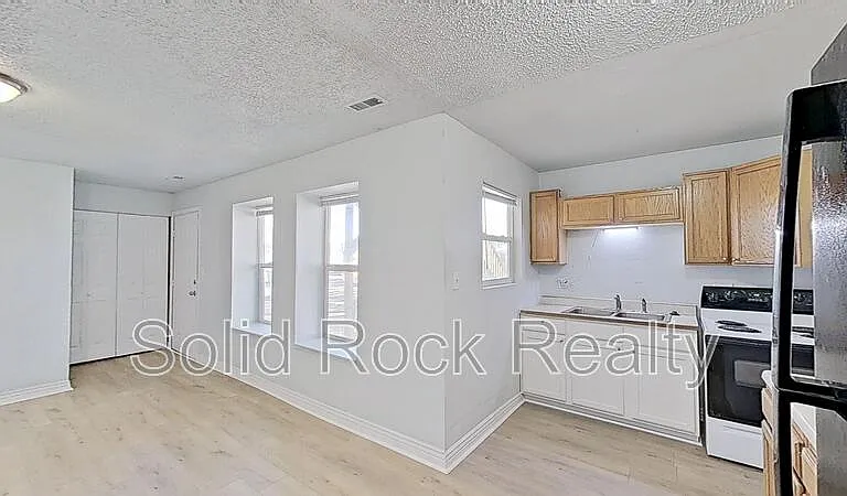 714 E 3rd St #1 — Photo 3