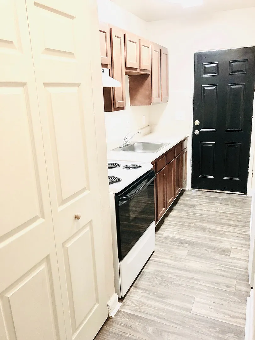 1744 Lyle Avenue — Photo 3