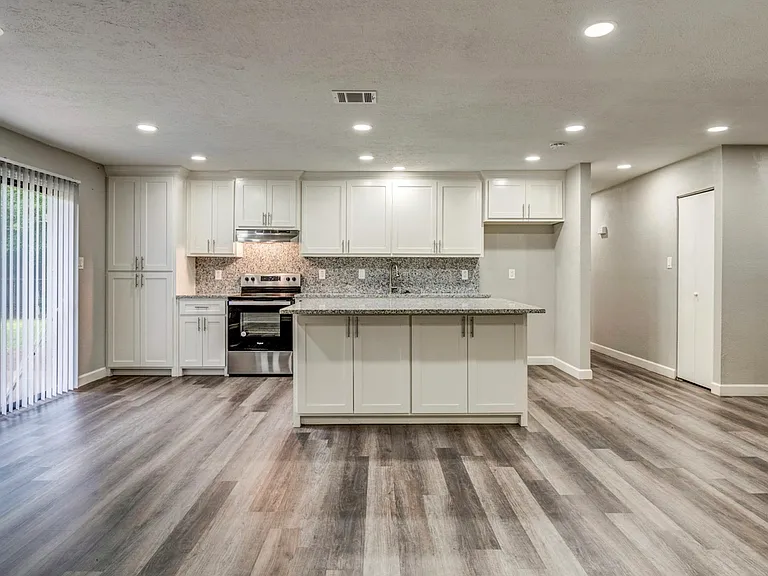 7813 Evening Star Dr — Photo 3