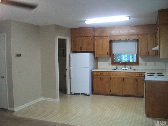 4th image of 405 Arrowood St