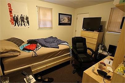 2nd image of 1921 N Darien St #1