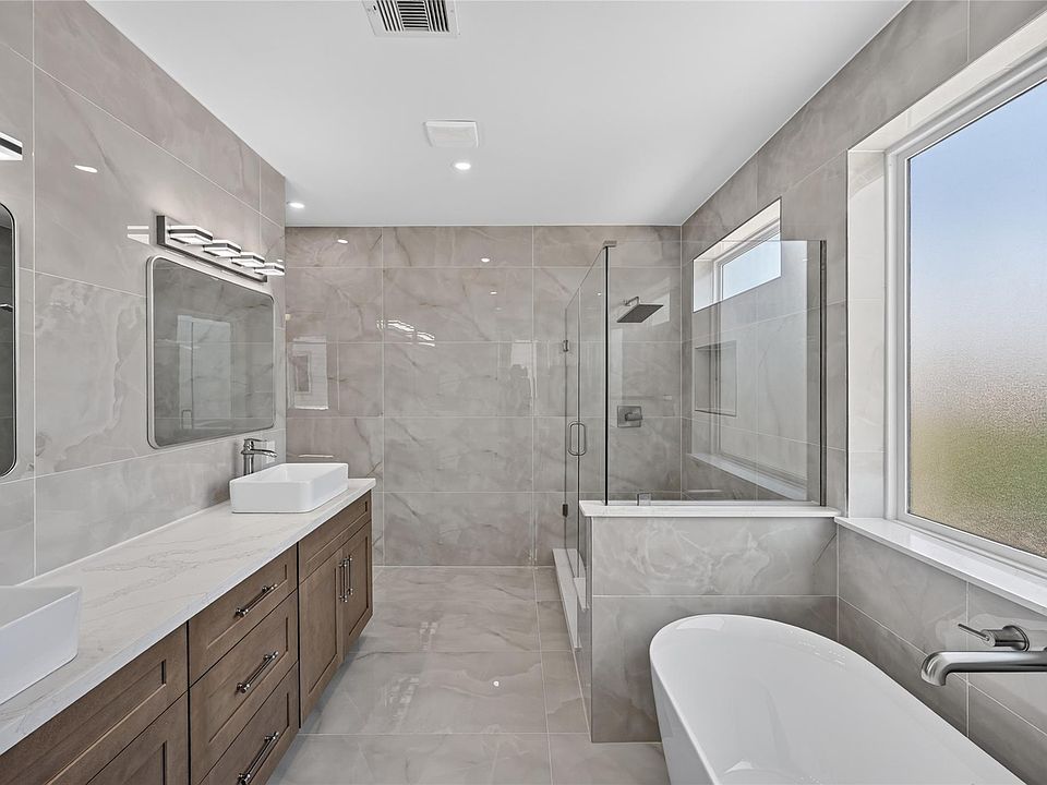 1st image of 1424 W 23rd St #B