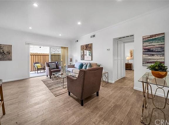 4th image of 622 S Barrington Ave APT 105