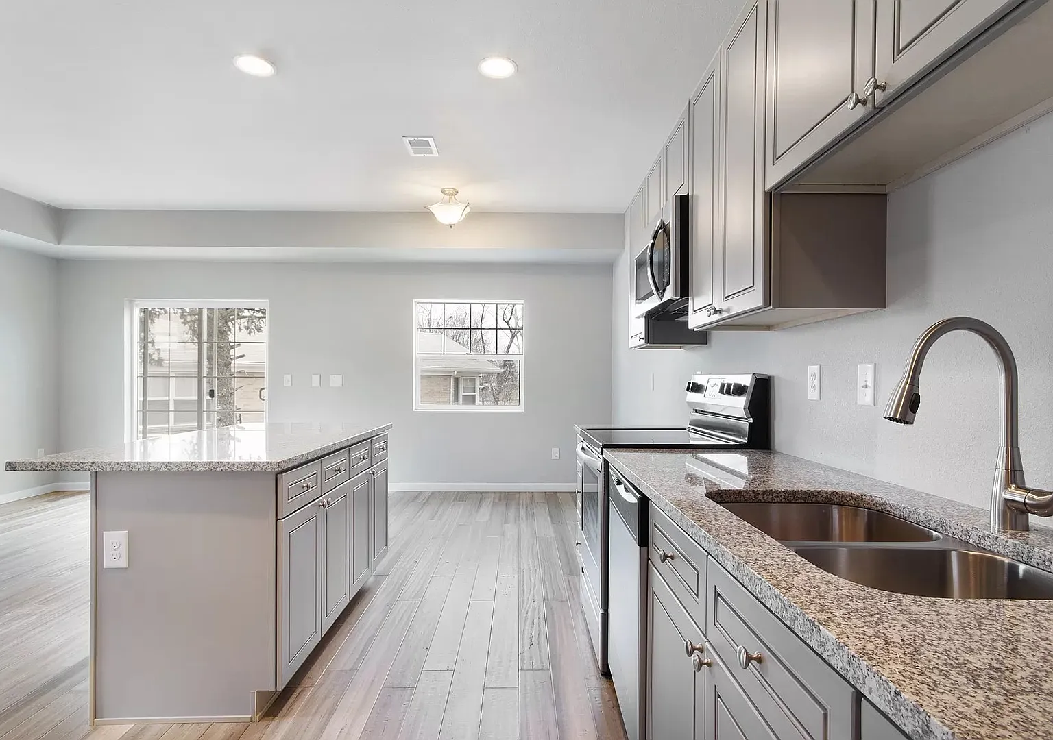 Fabulous 3 bed, 2.5 bath townhome with 1 car garage — Photo 4