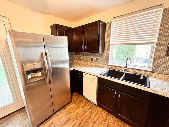 5th image of 295 Ashmun St