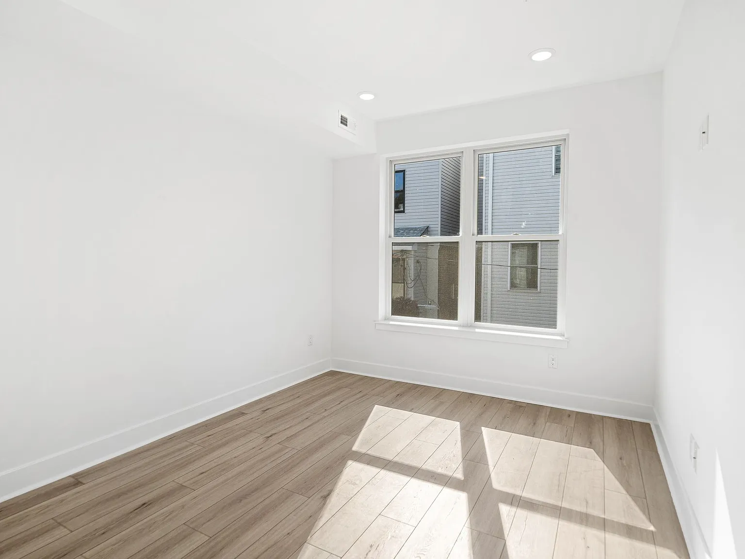 2 bed, 950 sqft, $1,900 — Photo 3