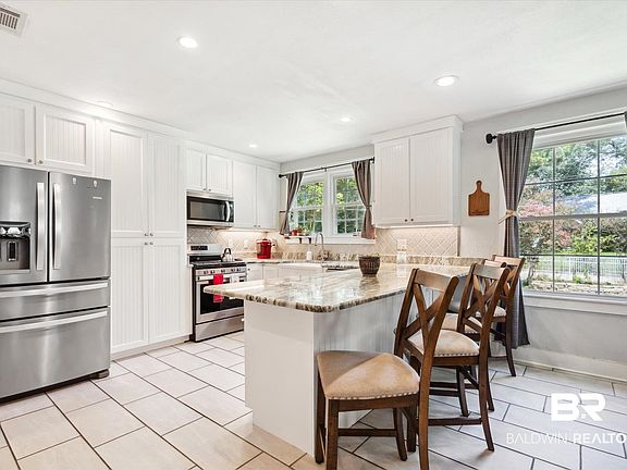 5th image of 270 Pinehill Dr