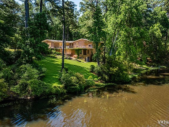 3rd image of 8 Canterbury Dr