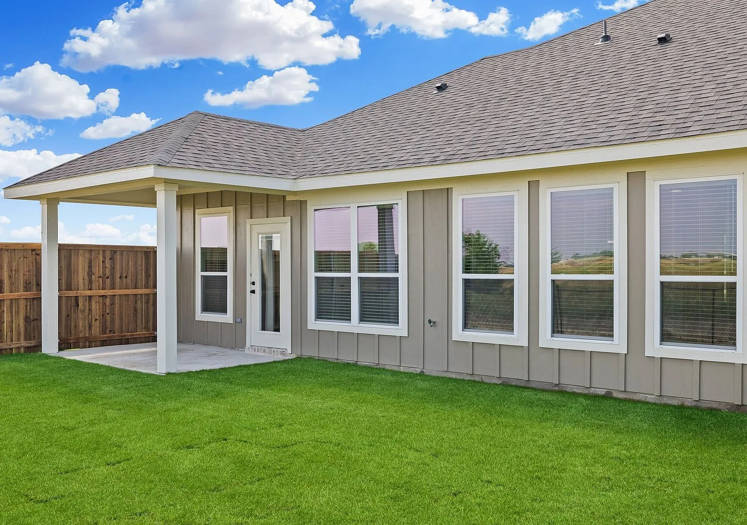 Available Now! New Luxurious Duplex Located On 1-Acre Lot In Midlothian, Tx! — Photo 4