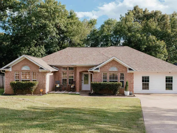 111 Oakwood Ct, Palestine, TX 75801