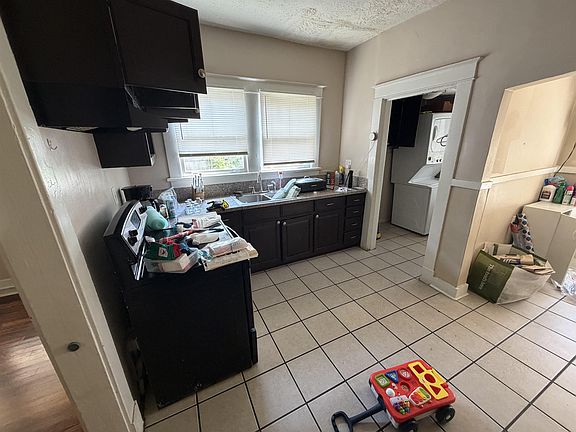 4th image of 1585 Court Ave