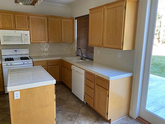 4th image of 568 Ashford Ct
