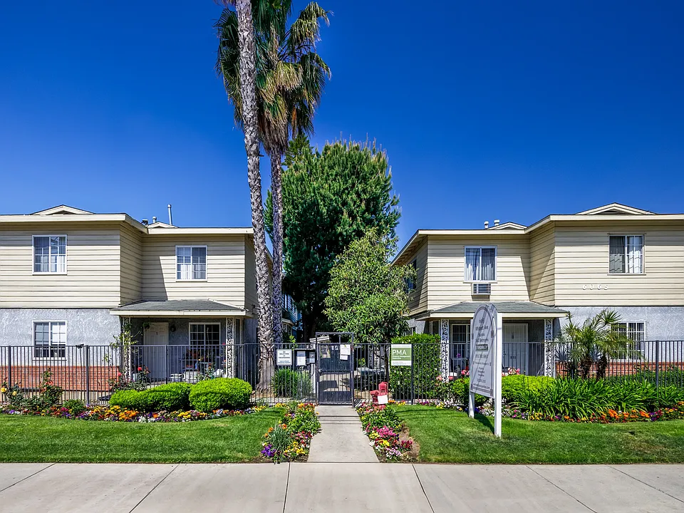 Whitsett Courtyard Apartments