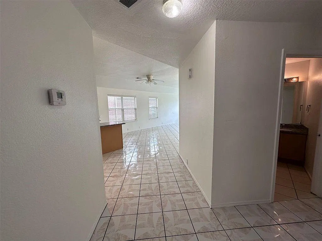 3 bed, 2.0 bath, 1495 sqft, $2,200 — Photo 2